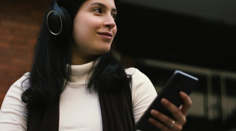 ser fiel a Deus. Mulher no telefone, mulher no celular, mulher ouvindo música no celular